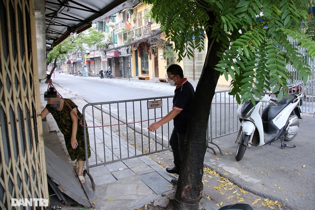 Muôn kiểu trèo rào vượt chốt kiểm soát chống dịch ở ngõ phố Hà Nội - Ảnh 9.