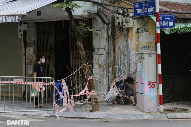 Muôn kiểu trèo rào vượt chốt kiểm soát chống dịch ở ngõ phố Hà Nội - Ảnh 10.