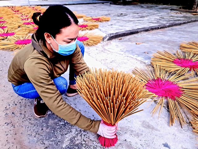 Làng hương Báo Ân hối hả vào vụ Tết - Ảnh 10.