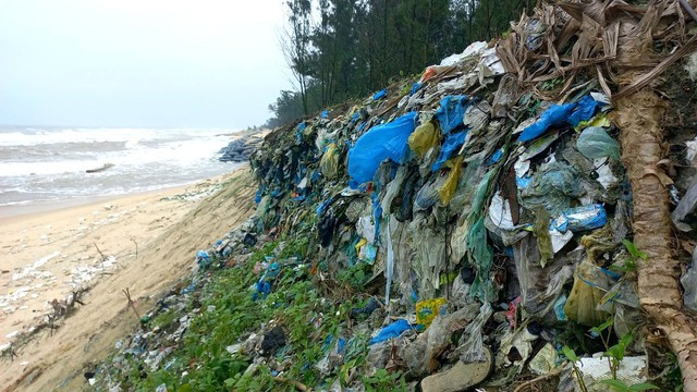 Rác thải chôn lấp lộ thiên chậm xử lý, bãi biển ở Thừa Thiên Huế ngập trong rác - Ảnh 7.