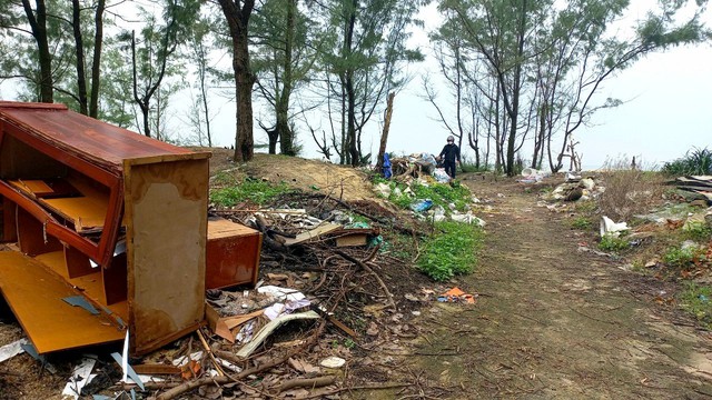 Rác thải chôn lấp lộ thiên chậm xử lý, bãi biển ở Thừa Thiên Huế ngập trong rác - Ảnh 8.