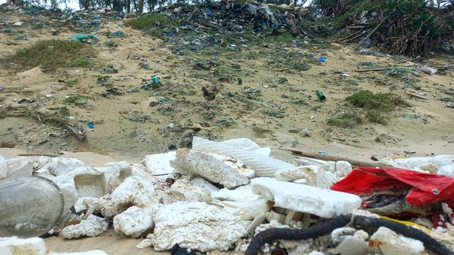 Rác thải chôn lấp lộ thiên chậm xử lý, bãi biển ở Thừa Thiên Huế ngập trong rác - Ảnh 4.
