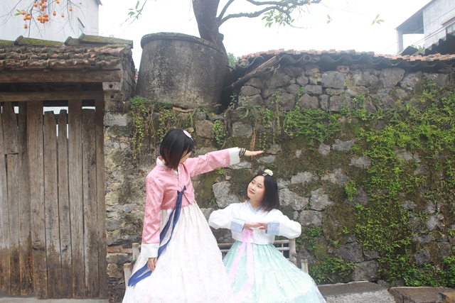 Trong đó, Hanbok là lựa chọn phổ biến nhất, giúp du khách tạo nên những bức ảnh “sống ảo” thơ mộng