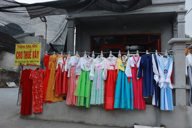 Tiệm Chi Chi – nơi đầu tiên kinh doanh dịch vụ cho thuê quần áo quanh cây hồng