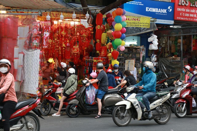 Hàng hóa Tết dồi dào, người dân rộn ràng mua sắm trước thềm năm mới - Ảnh 1.