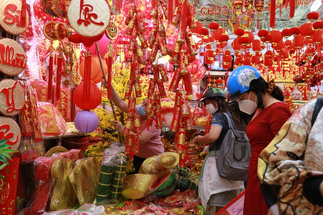 Hàng hóa Tết dồi dào, người dân rộn ràng mua sắm trước thềm năm mới - Ảnh 3.