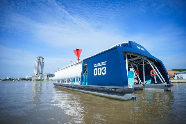 Coca-Cola và The Ocean Cleanup hợp tác giải quyết ô nhiễm nhựa tại Việt Nam - Ảnh 1.