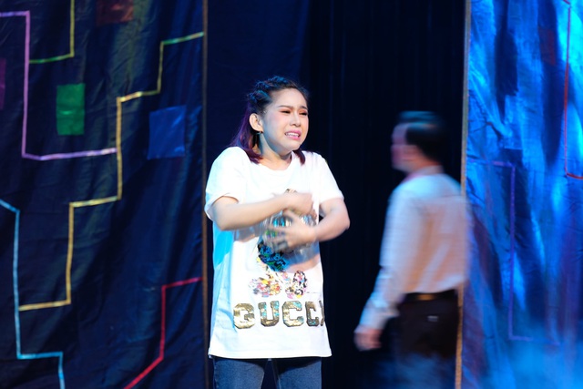 Nghệ sĩ Bình Tinh gây ngạc nhiên với vai cô bé tự kỷ trong vở kịch “Mảnh vở” - Ảnh 2.