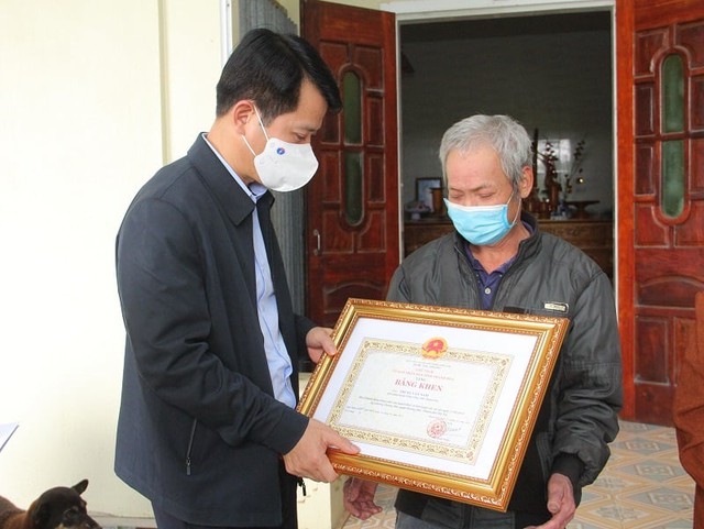 Thanh Hóa: Chủ tịch UBND tỉnh trao Bằng khen cho thanh niên dũng cảm cứu em bé trong hỏa hoạn - Ảnh 1.