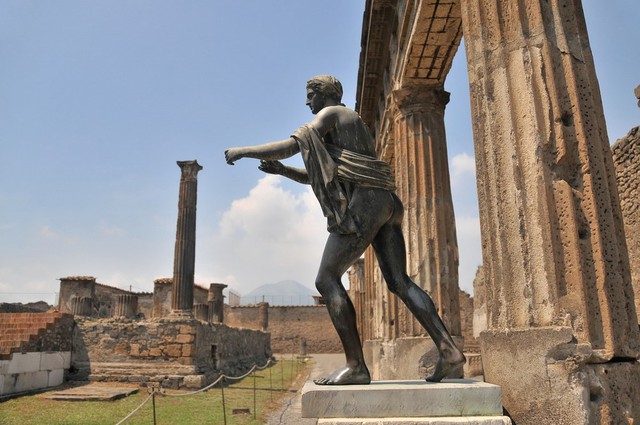 Dòng nham thạch ập đến quá nhanh đã làm “đông cứng” các phần công trình và cả con người khi ấy tại Pompeii, lưu giữ lại những giá trị lịch sử quý giá. Nguồn: redsvn