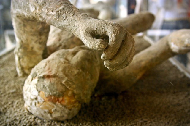 Qua những khoảng trống chứa xương người được tìm thấy, các nhà khảo cổ học đã sử dụng kỹ thuật bơm thạch cao để phục dựng lại hình dáng của các nạn nhân. Nguồn: redsvn