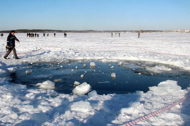 Hồ băng tại thị trấn Chebakul, vùng Ural là một trong những địa điểm thu hút khách du lịch nhất sau vụ rơi thiên thạch. Theo ước tính sơ bộ, trọng lượng của mảnh thiên thạch rơi xuống đây là 300-400 kg. Nguồn: Time Magazine