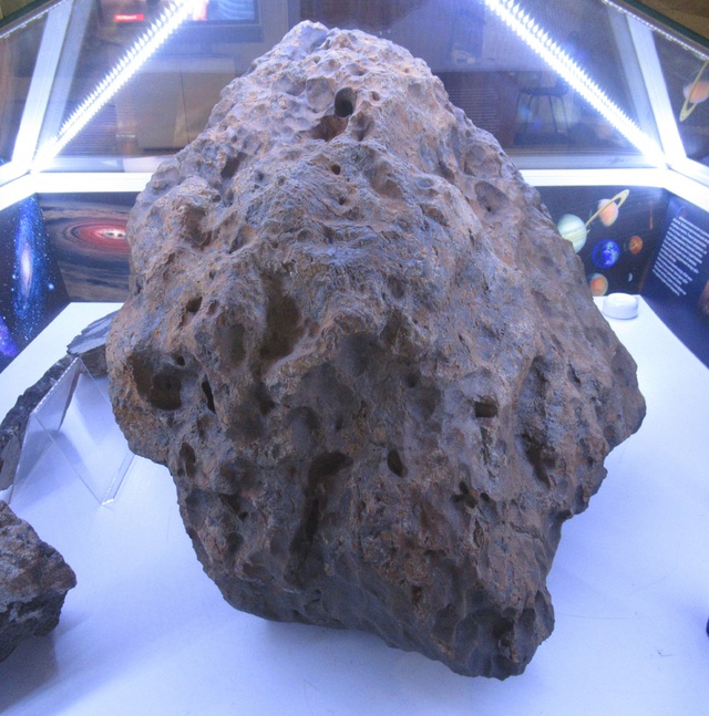 Các nhà khoa học nhận định những mảnh thiên thạch rơi xuống Chelyabinsk là từ một thiên thạch lớn với tuổi đời ít nhất là 4 tỷ năm.