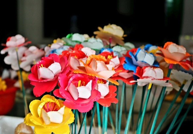 Chùm ảnh: Ngắm những bông hoa làm bằng giấy đẹp hơn hoa thật ngày giáp Tết  - Ảnh 2.
