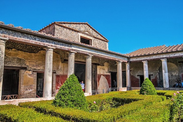 Biệt thự của Vetti - ngôi nhà của hai anh em thuộc tầng lớp trung lưu khá giả. Những bức bích họa, lối đi bằng đá cẩm thạch hay những chi tiết thiết kế trang nhã tại đây sẽ mô phỏng cho bạn đời sống sung túc của con người tại Pompeii. Nguồn: planetware