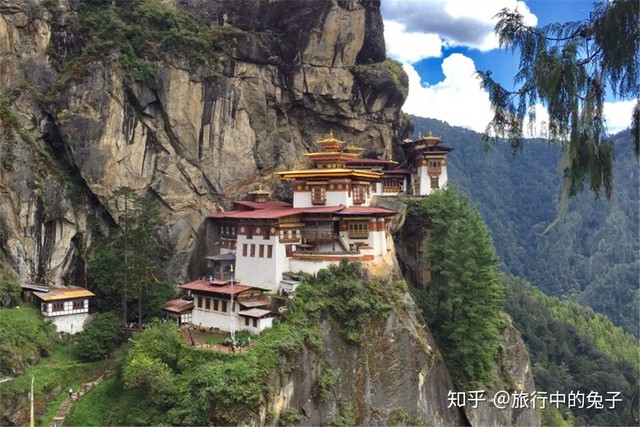 Một trong mười siêu đền lớn nhất thế giới: Đền Hang Hổ - ngôi đền linh thiêng trên vách đá ở Bhutan - Ảnh 1.