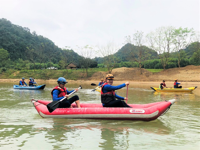 Du khách thích thú với trải nghiệm khám phá Động Phong Nha về đêm bằng thuyền kayak - Ảnh 1.