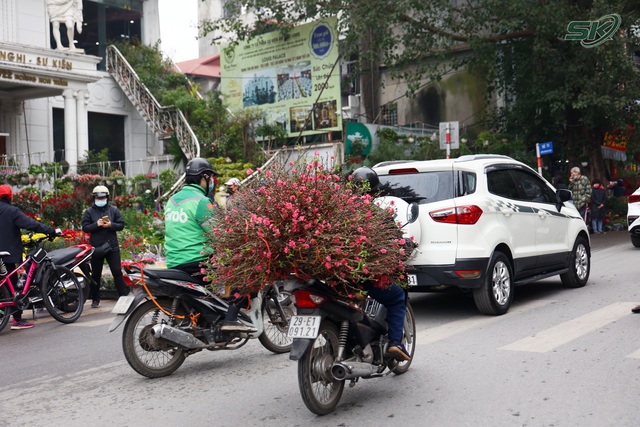 Phố phường Hà Nội ngập tràn không khí Tết - Ảnh 10.