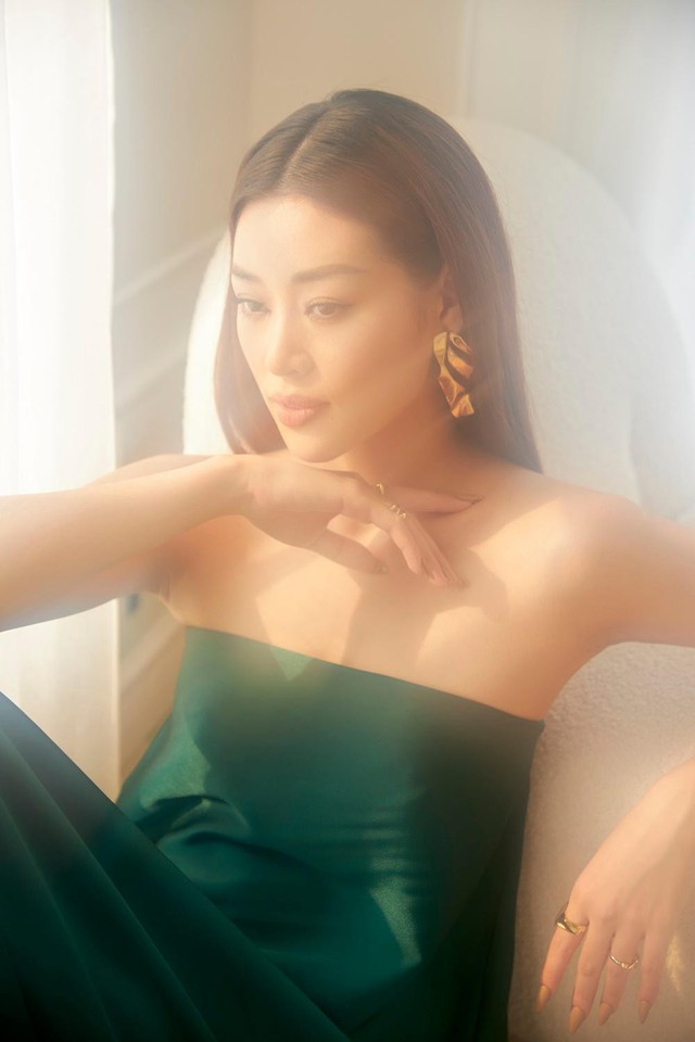 &quot;Học lỏm&quot; ngay phong cách khoe dáng nóng bỏng trong bộ ảnh cuối năm của Hoa hậu Khánh Vân  - Ảnh 2.