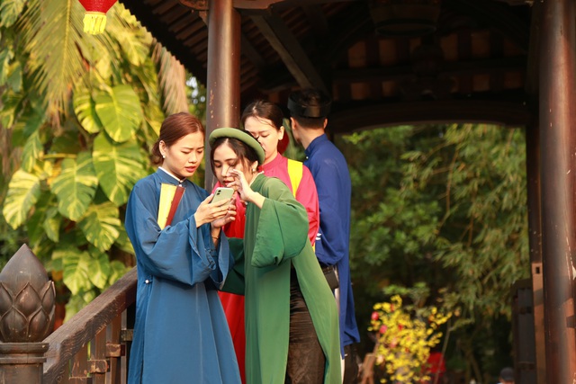 Vượt hàng chục cây số, nhiều bạn trẻ hào hứng 'check in' với trang phục truyền thống Việt Nam - Ảnh 1.