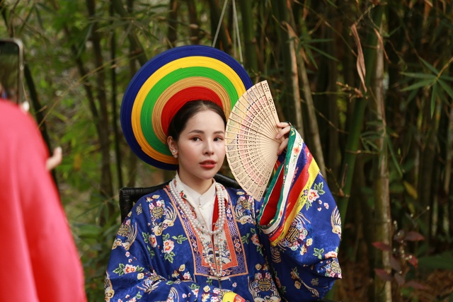 Vượt hàng chục cây số, nhiều bạn trẻ hào hứng 'check in' với trang phục truyền thống Việt Nam - Ảnh 3.