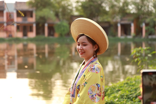 Vượt hàng chục cây số, nhiều bạn trẻ hào hứng 'check in' với trang phục truyền thống Việt Nam - Ảnh 5.