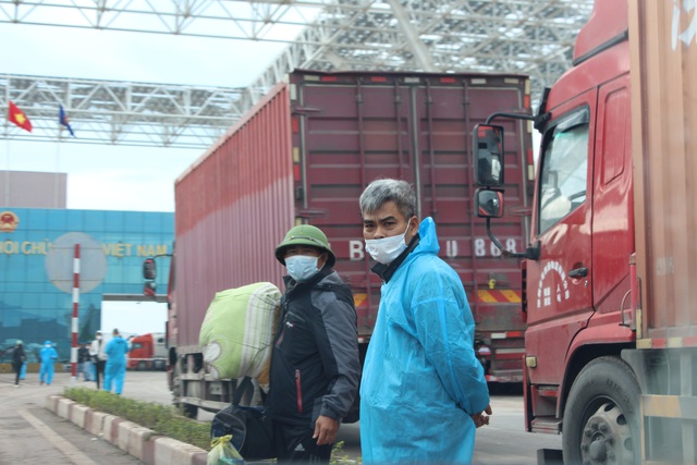 Quảng Ninh: Tắc biên nơi cửa khẩu, lái xe chưa biết ngày về quê ăn Tết - Ảnh 2.