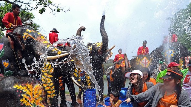 Lễ hội té nước đầu năm Songkran