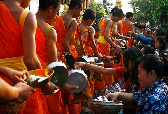 Khám phá nét đặc trưng của lễ hội Té nước mừng năm mới ở Lào, Campuchia và Thái Lan  - Ảnh 3.