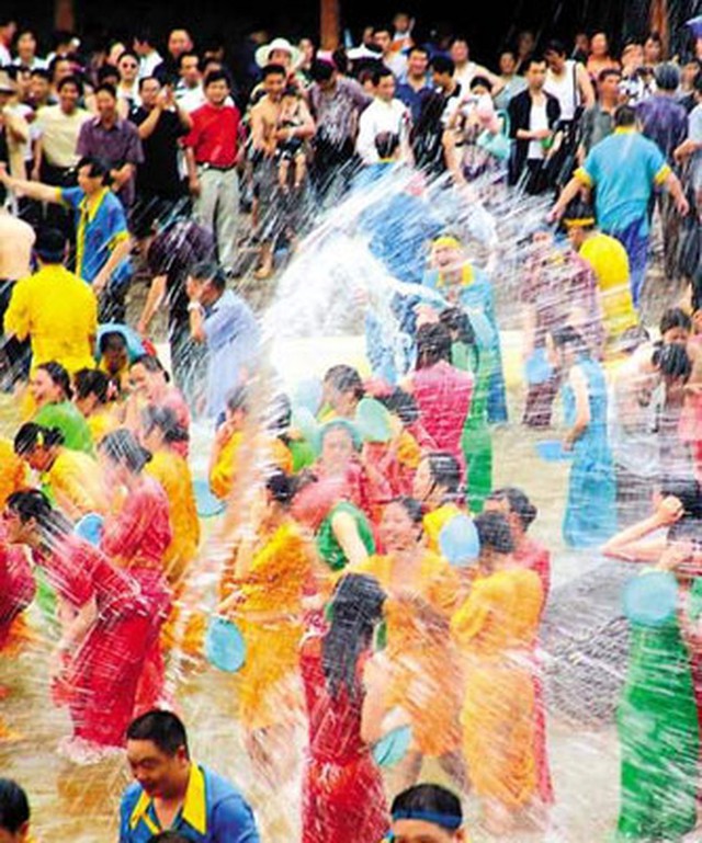 Lễ hội té nước tại Lào