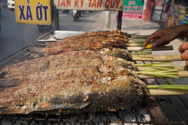 'Phố cá lóc nướng' vắng khách ngày tiễn ông Công, ông Táo về trời - Ảnh 6.