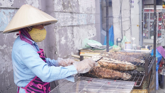 'Phố cá lóc nướng' vắng khách ngày tiễn ông Công, ông Táo về trời - Ảnh 1.