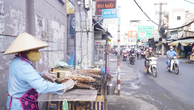 'Phố cá lóc nướng' vắng khách ngày tiễn ông Công, ông Táo về trời - Ảnh 5.