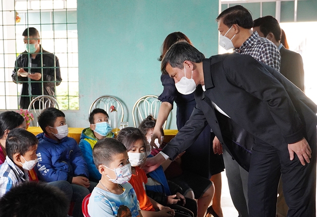 Quảng Bình: Trẻ khuyết tật vui mừng nhận quà Tết của Chủ tịch tỉnh - Ảnh 1.