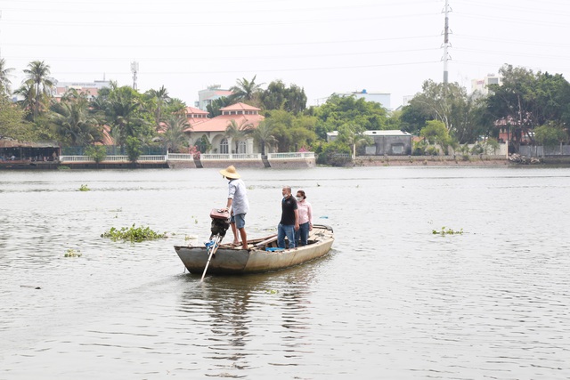 Người dân Sài Gòn đến chùa cầu an, thả cá ngày tiễn ông Công, ông Táo - Ảnh 8.