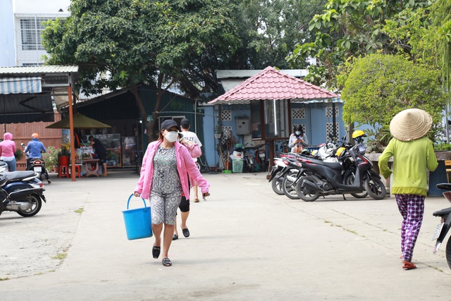 Người dân Sài Gòn đến chùa cầu an, thả cá ngày tiễn ông Công, ông Táo - Ảnh 1.