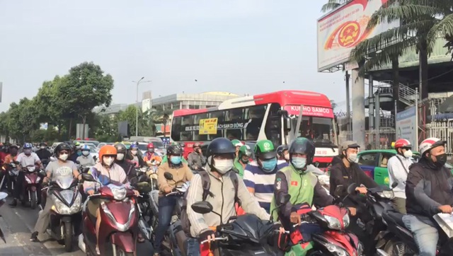 Bến xe đông nghịt người rời Sài Gòn về quê đón Tết - Ảnh 1.