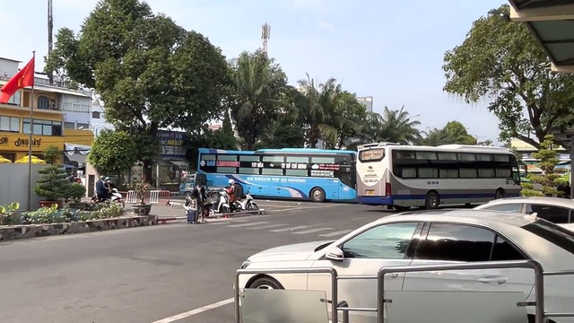 Bến xe đông nghịt người rời Sài Gòn về quê đón Tết - Ảnh 5.