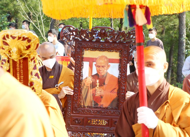 Hình ảnh hàng nghìn người đến tiễn biệt Thiền sư Thích Nhất Hạnh  - Ảnh 1.