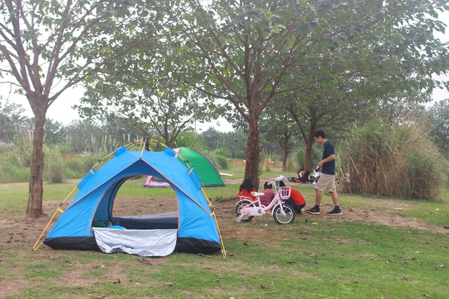 Bãi đất trống ở gần bờ sông là địa điểm được các gia đình hoặc nhóm bạn lựa chọn cắm trại.