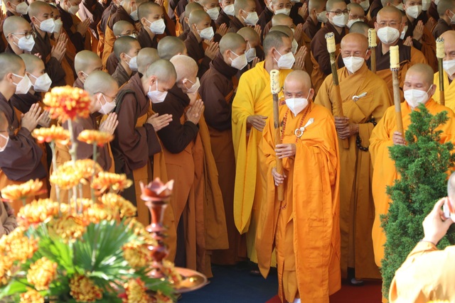 Hình ảnh hàng nghìn người đến tiễn biệt Thiền sư Thích Nhất Hạnh  - Ảnh 6.