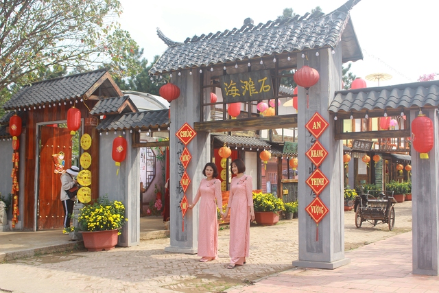 Nét đẹp văn hóa từ các quốc gia châu Á như Việt Nam, Nhật Bản, Trung Quốc được kết hợp trong khu dựng cảnh phố cổ.