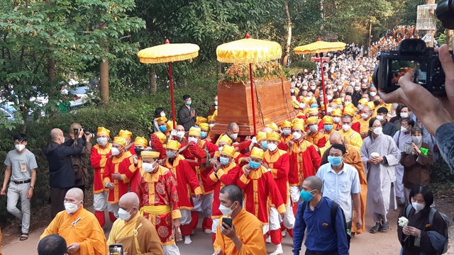 Hình ảnh hàng nghìn người đến tiễn biệt Thiền sư Thích Nhất Hạnh  - Ảnh 4.