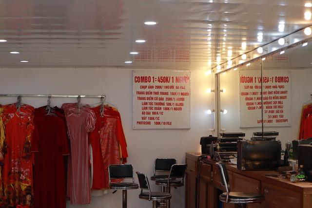 Tại bãi đá sông Hồng có cửa hàng cho thuê quần áo, phụ kiện, make up và chụp ảnh trọn gói cho du khách có nhu cầu.