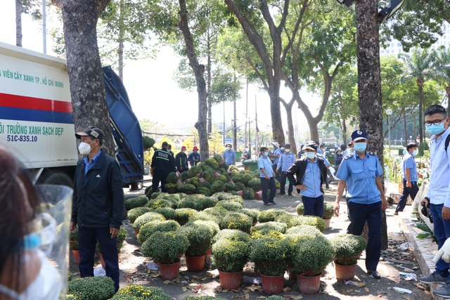 Chợ hoa Tết cuối năm: Nhà vườn giảm giá một nửa, người mua vẫn trả giá - Ảnh 5.