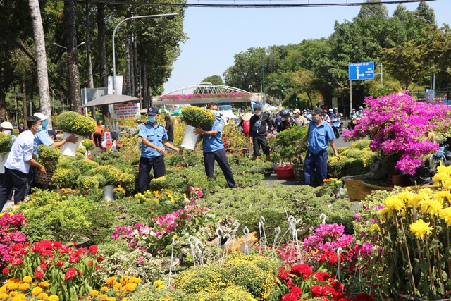 Chợ hoa Tết cuối năm: Nhà vườn giảm giá một nửa, người mua vẫn trả giá - Ảnh 6.