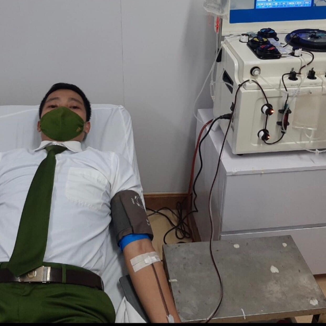 Cán bộ công an hiến máu cứu bệnh nhân qua cơn nguy kịch - Ảnh 1.