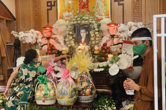 Các con nuôi Phi Nhung tập trung cúng 100 ngày cố ca sĩ, riêng Hồ Văn Cường lập bàn thờ mẹ nuôi tại nhà riêng - Ảnh 2.