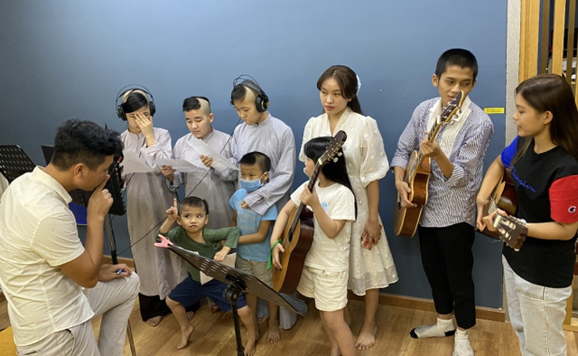 Các con nuôi Phi Nhung tập trung cúng 100 ngày cố ca sĩ, riêng Hồ Văn Cường lập bàn thờ mẹ nuôi tại nhà riêng - Ảnh 6.