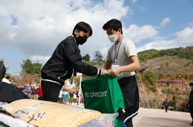 FE CREDIT MANG TẾT ẤM ĐẾN V&Ugrave;NG CAO - Ảnh 4.